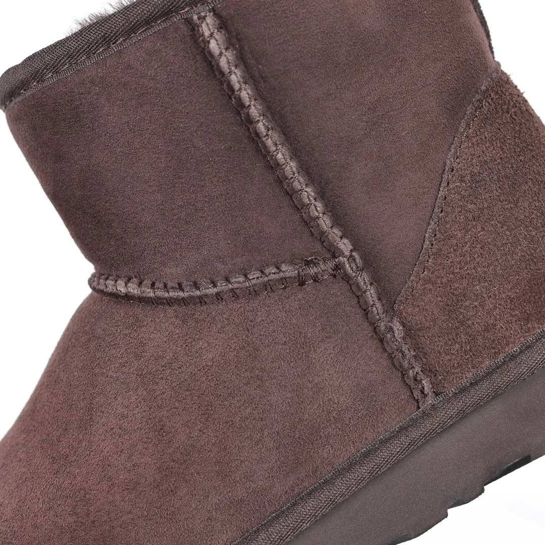 Pick up locally 💰520, core recommendation, good price, UGG Classic Mini mid-tube series, Xiaohongshu hot model, Henan Longfeng leather production, sheepskin and wool integration, top quality in the market, 2-3 cm cashmere insole, keeping warm in winter, suitable for home use. In the new year, uug launched a style series, which is partially biased towards the preferences of young consumers, and has also been at the forefront of fashion trends. Shoe body material, water-repellent coated suede upper 17mm UGGPURE™ implanted wool insole Lightweight non-slip comfortable rubber outsole With brand LOGO Trademark Comes with full packaging Size: 35 36 37 38 39 40